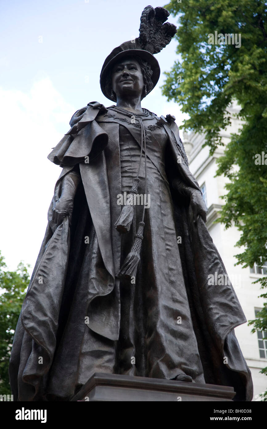 Queen Elizabeth Memorial Statue 1900-2002. The Mall. London. England Stock Photo