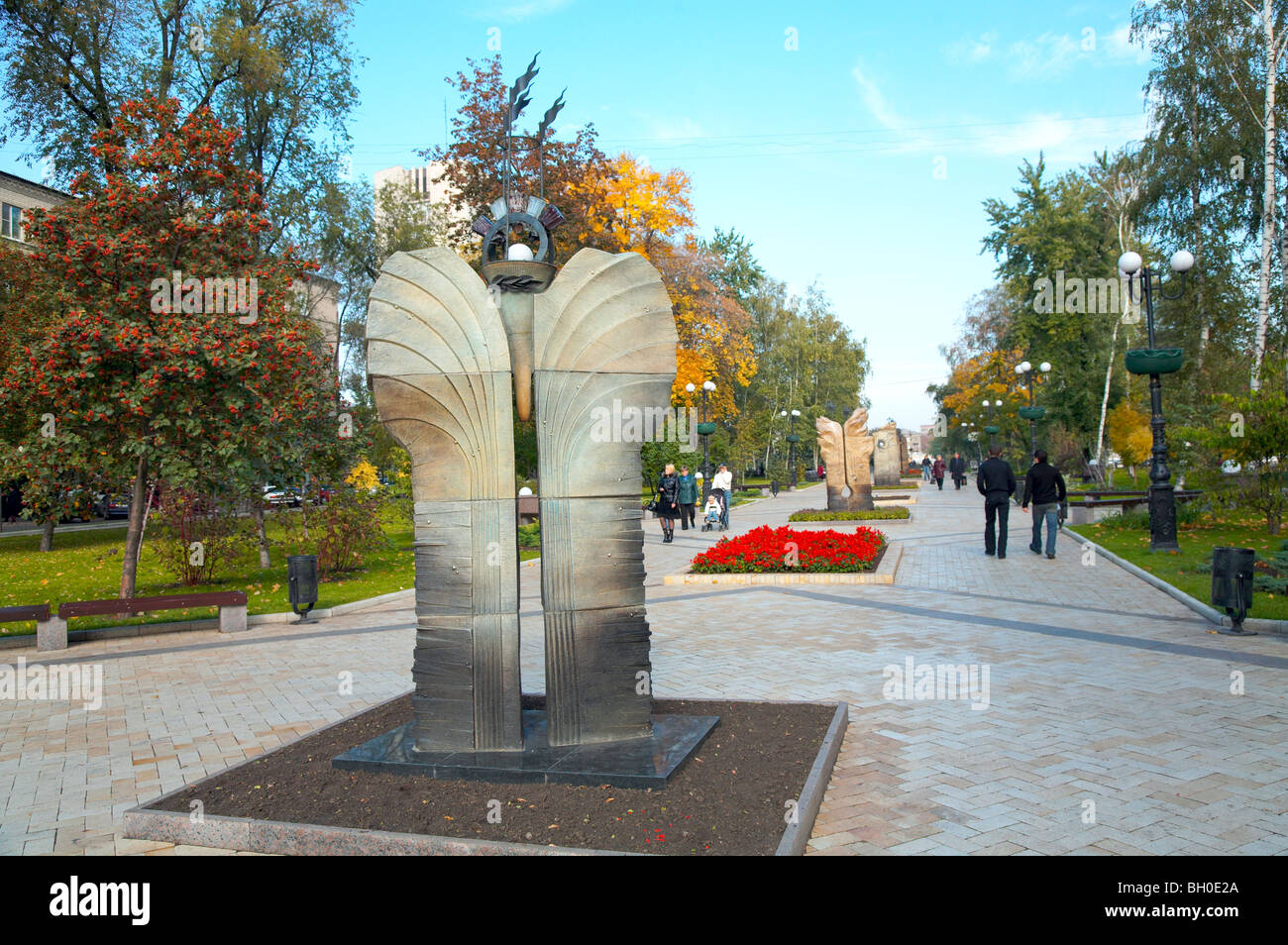 Modern art monument on park path (Donetsk City, Ukraine Stock Photo - Alamy