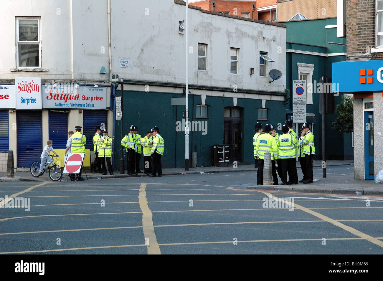 Police hanging around on street corners, junction of Drayton Park and