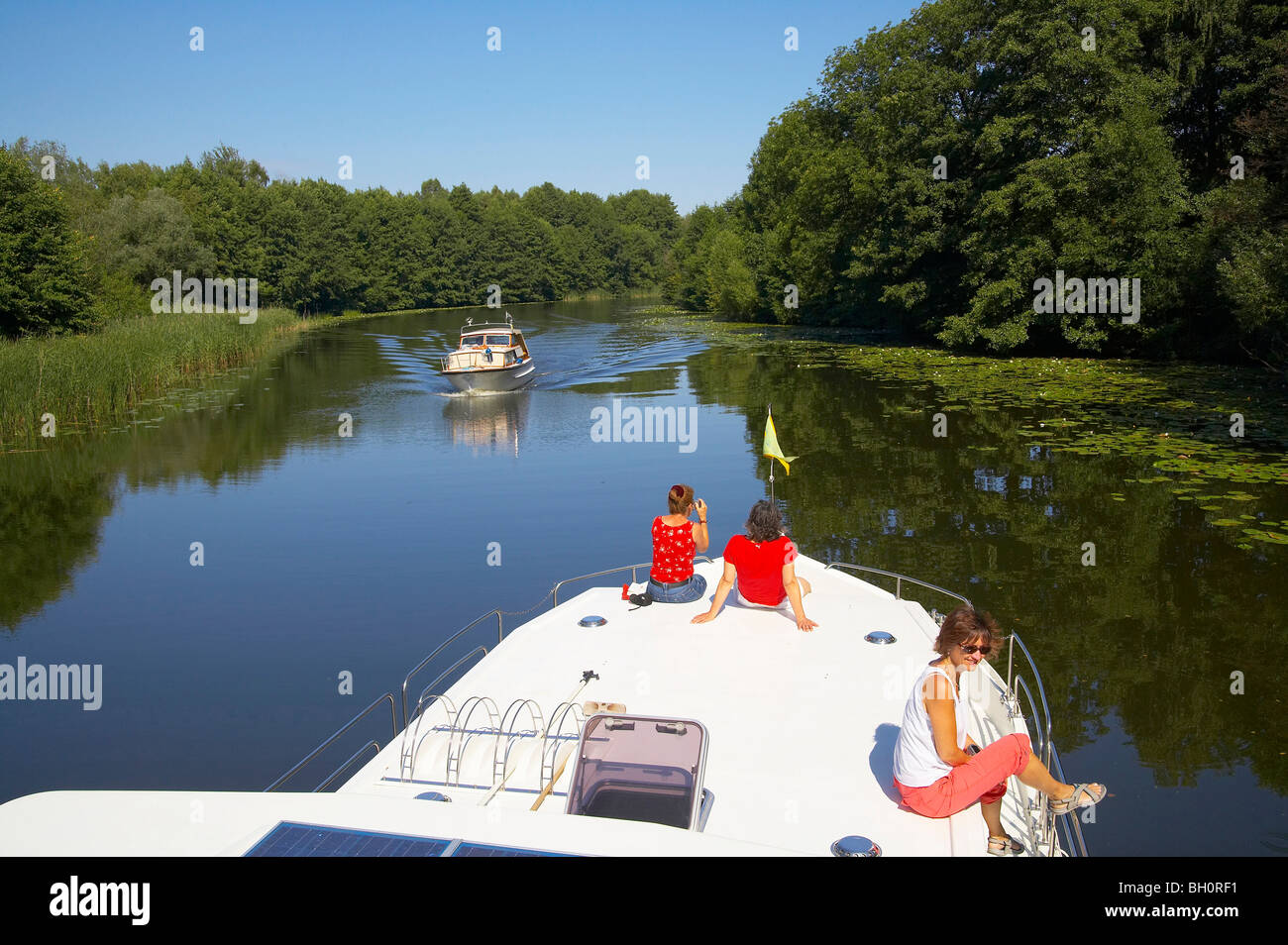 with the houseboat  on the Obere-Havel-Wasserstrasse, Havel, near Ziegeleipark Mildenberg, Mecklenburger Gewaesser, Brandenburg, Stock Photo
