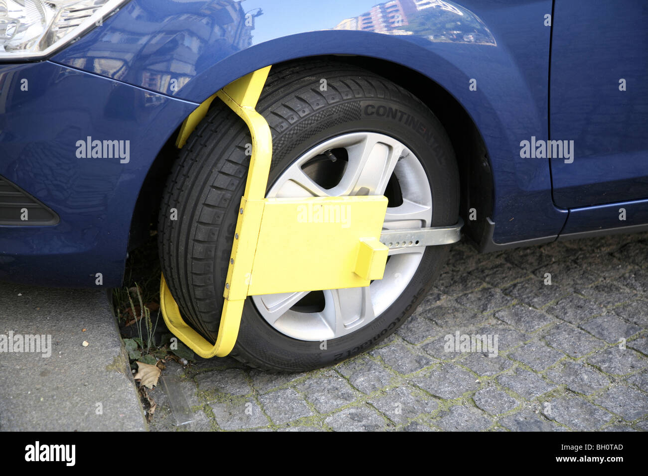 Berlin Parkkralle Wheel Clamp Stock Photo - Alamy