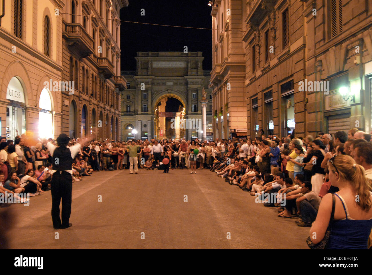 Street artists and spectators in the evening, Via d. Speziali, Florence, Tuscany, Italy, Europe Stock Photo