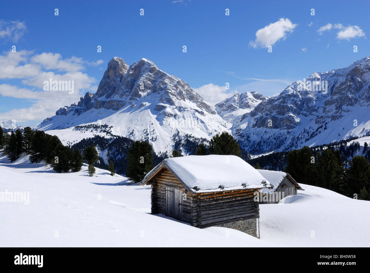 Snow-covered alpine lodge in front of Peitlerkofel, Grosser Gabler, Eisacktal, Dolomites, Trentino-Alto Adige, Suedtirol, Italy Stock Photo