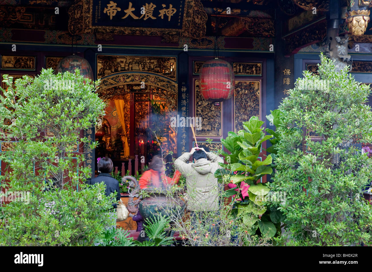 Praying Taoists at the courtyard of the Bao-an Temple, Shida district, Taipei, Taiwan, Asia Stock Photo