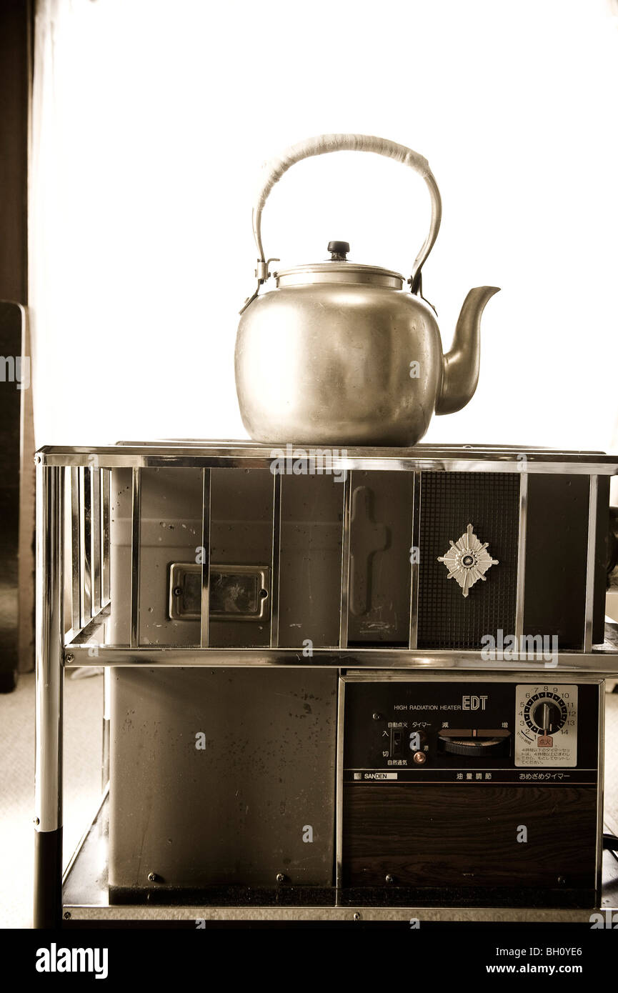 https://c8.alamy.com/comp/BH0YE6/teapot-made-of-aluminium-on-electric-cooker-hokkaido-japan-asia-BH0YE6.jpg