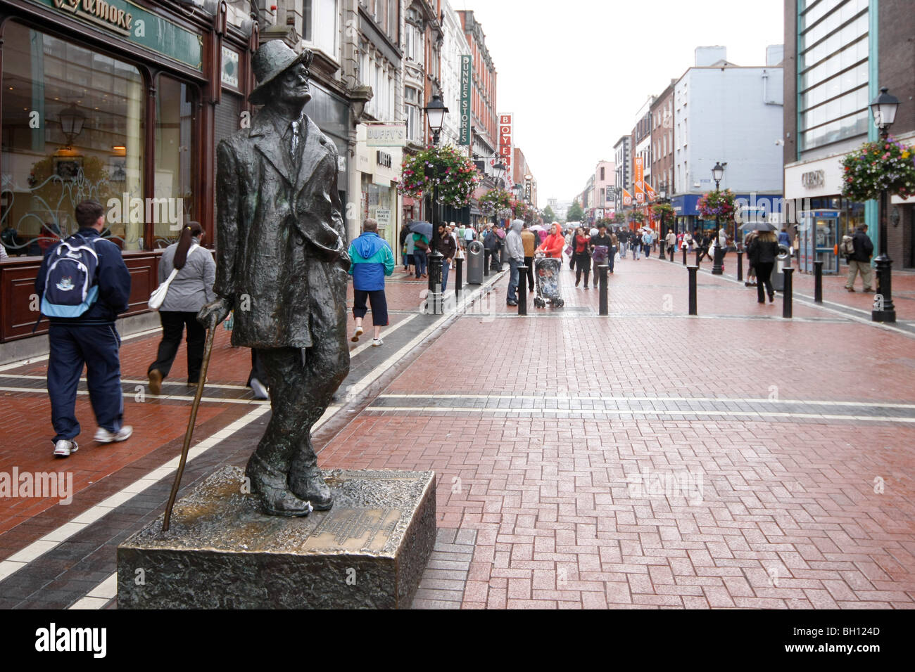 Bronze statue of James Joyce on North Earl Street, Dublin Eire Stock ...