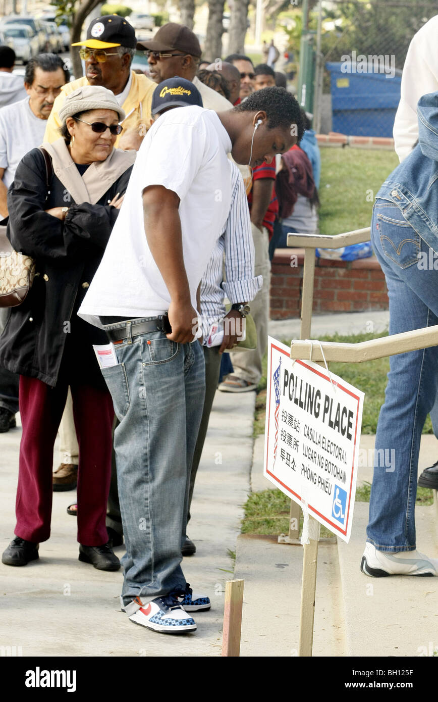VOTERS QUEUE AT POLLING PLACE U.S. PRESIDENTIAL ELECTION 200 ATHENS  SOUTH LOS ANGELES  CA  USA 04/11/2008 Stock Photo