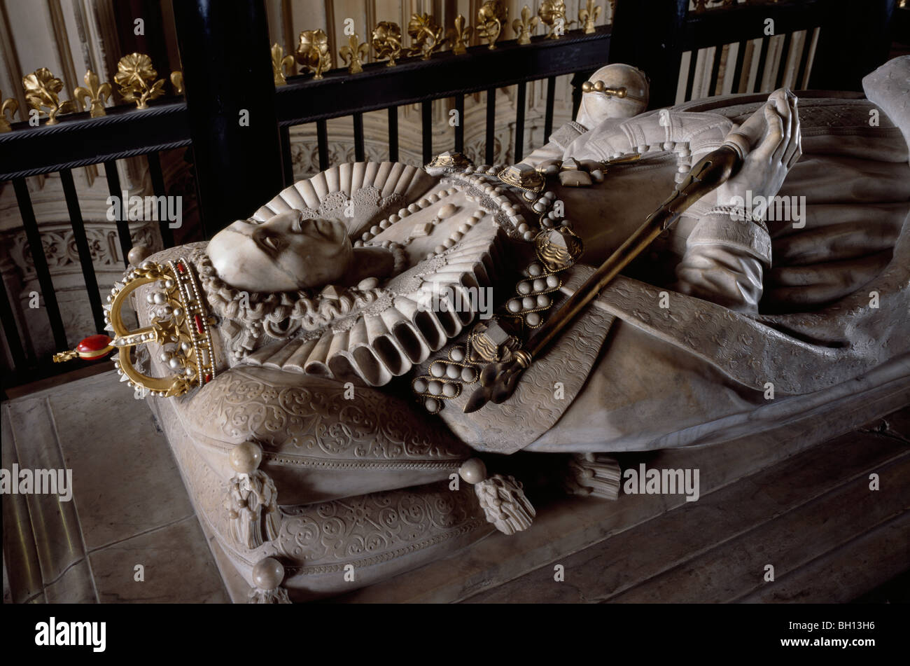 Queen Elizabeth I's tomb & monument by Maximilian Colt 1603, with crown ruff sceptre and orb Westminster Abbey London England Stock Photo