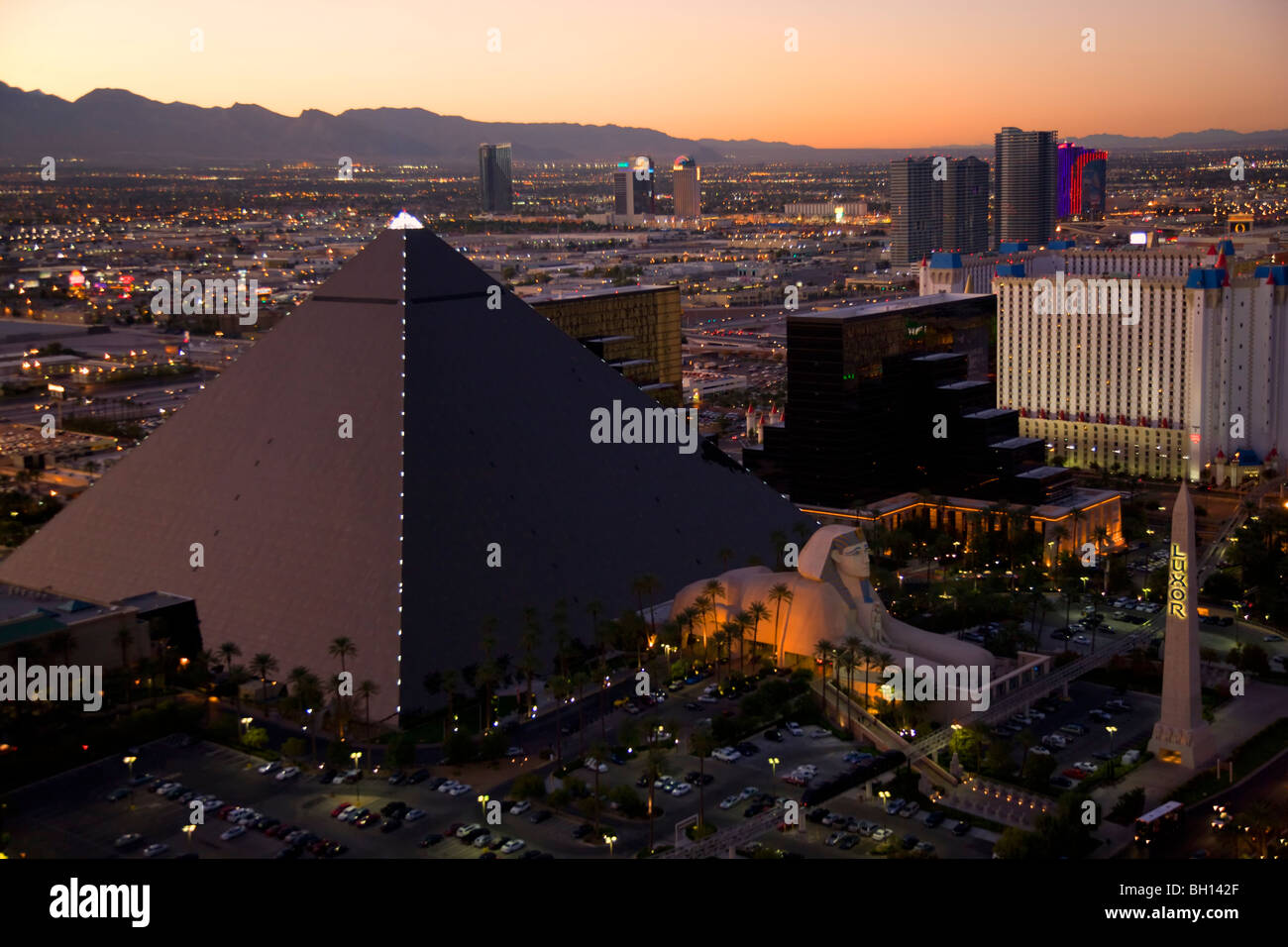 File:Luxor pyramid Las Vegas.jpg - Wikimedia Commons