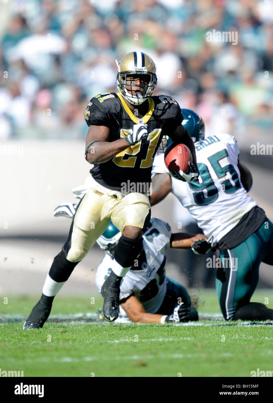 Mike Bell #21 of the New Orleans Saints rushes against the Philadelphia Eagles Stock Photo