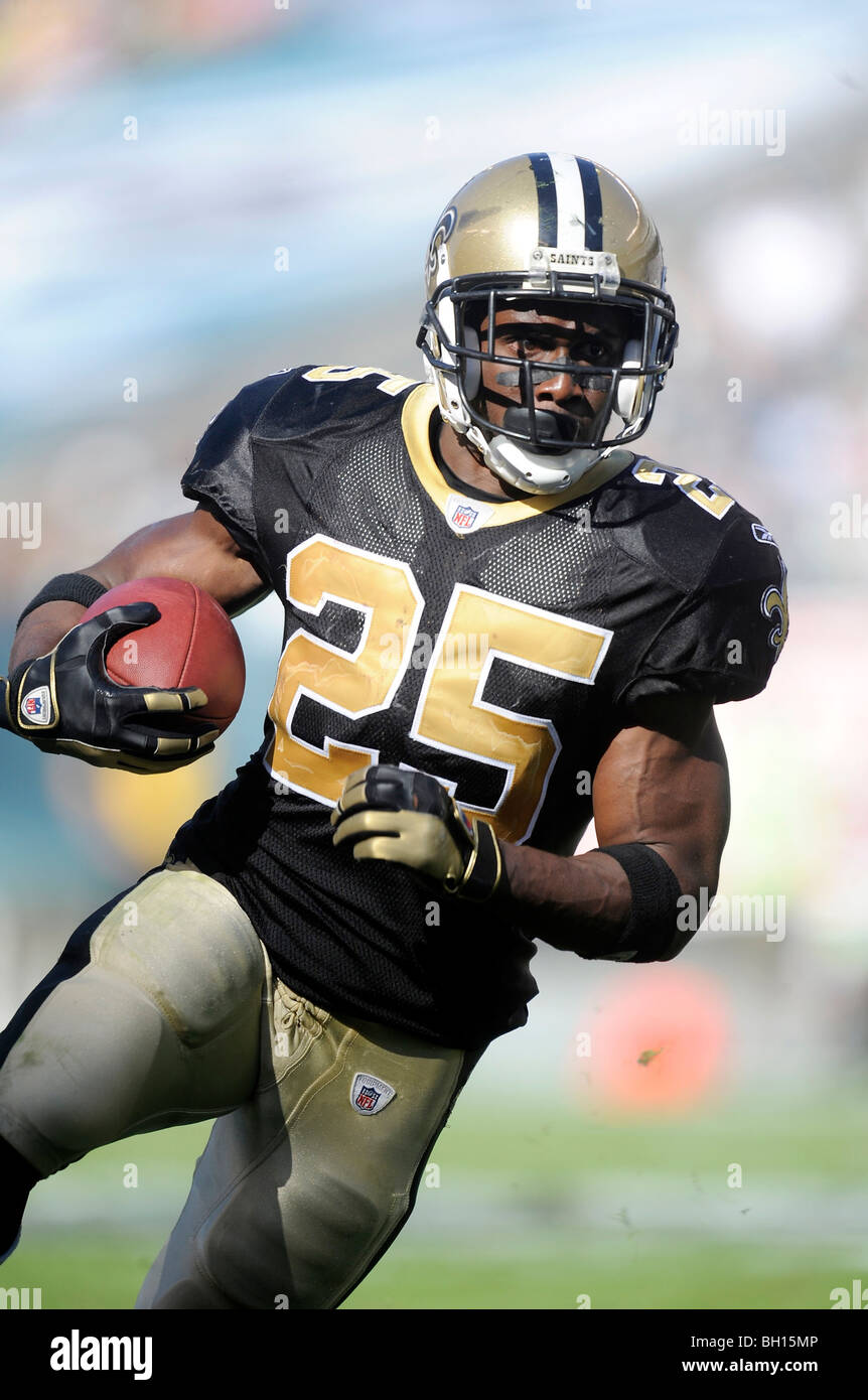 Reggie Bush #25 of the New Orleans Saints runs with the ball during a game against the Philadelphia Eagles Stock Photo