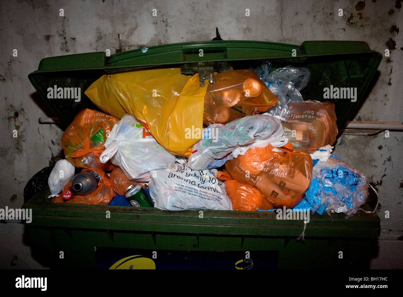 Bin bags rubbish uk High Resolution Stock Photography and Images Alamy
