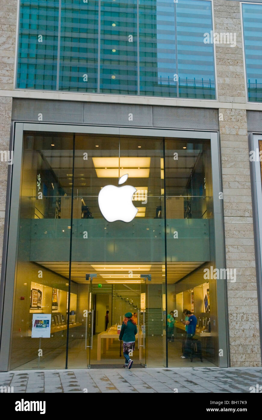 Apple store Liverpool 1 shopping area central Liverpool Merseyside England UK Europe Stock Photo