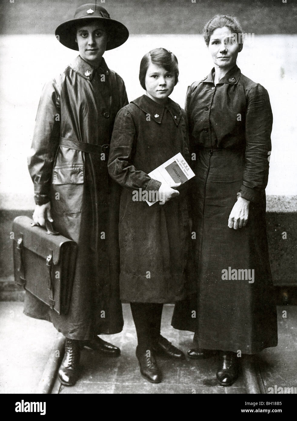 WOMEN AT WAR 1914-1918. Female staff at  London War Office with the Supervisor at right next to an indoor and outdoor messenger Stock Photo