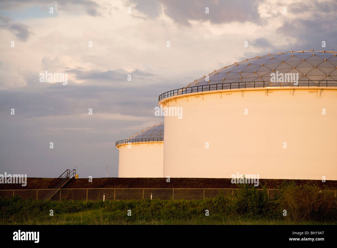 Oil refinery storage tanks Stock Photo - Alamy