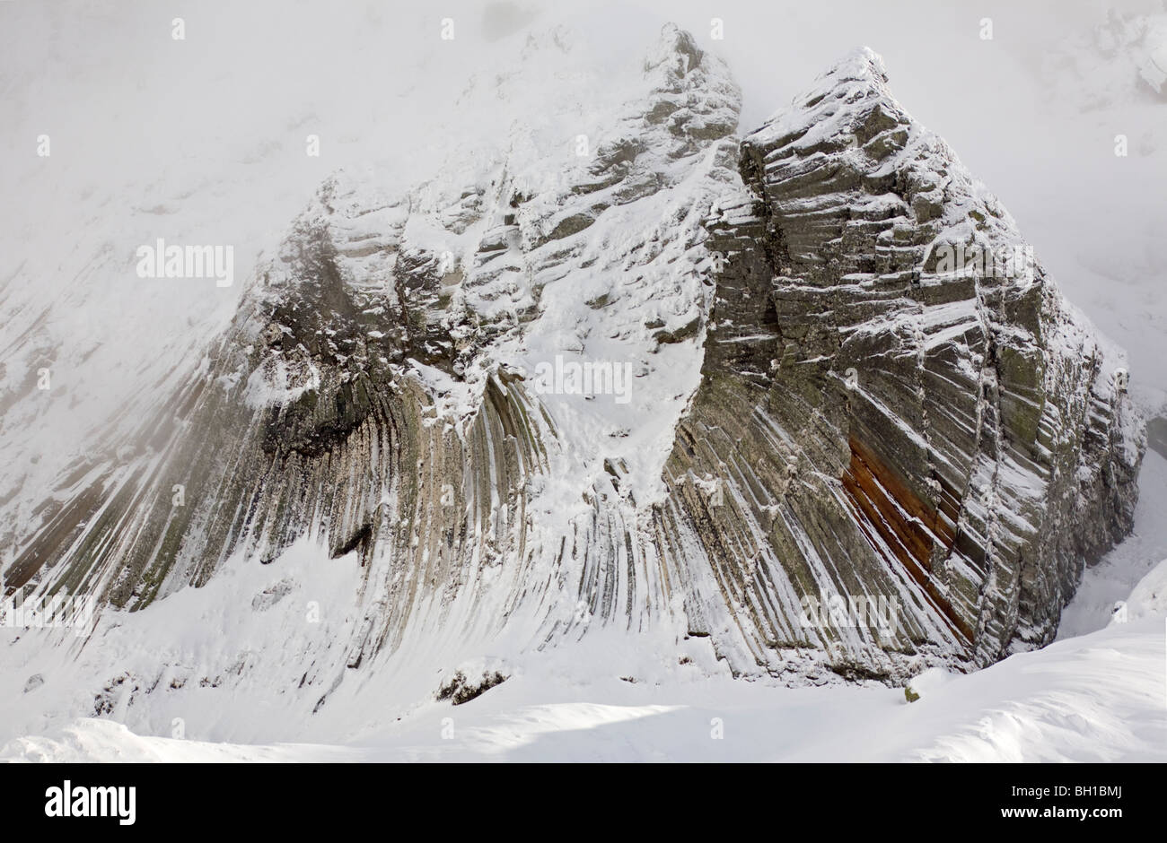 In Winter, basalt columns on the Puy de Sancy volcano slopes (France). Orgues basaltiques sur les flancs du Puy de Sancy. Stock Photo