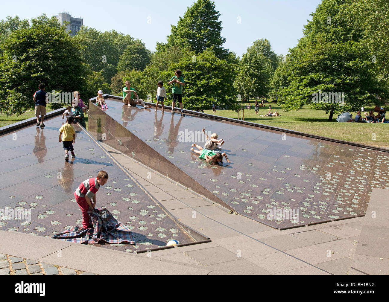 Children playing park london hi-res stock photography and images - Alamy