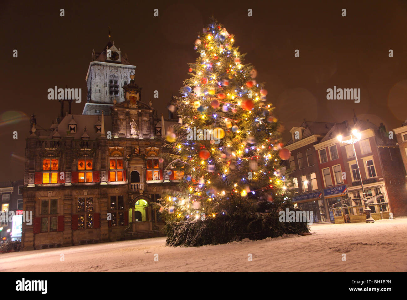 Delft Christmas Market 2022 Delft, South Holland, The Netherlands, Holland, Snow, Winter, December With  Christmas Tree On The Markt Stock Photo - Alamy