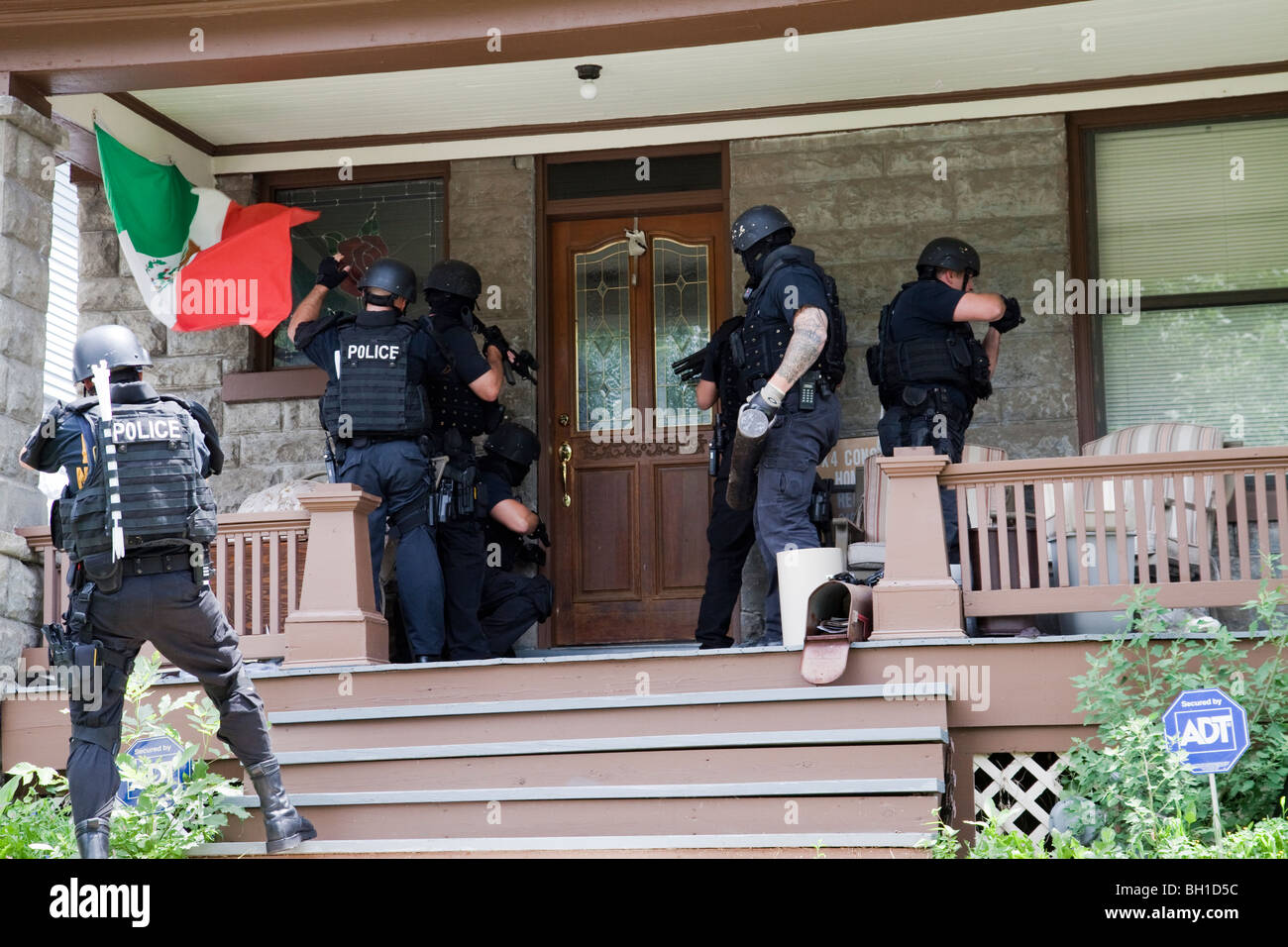 Police tactical team making entry serving a high risk drug related search warrant. Street Narcotics Unit, Kansas City, MO, PD. Stock Photo