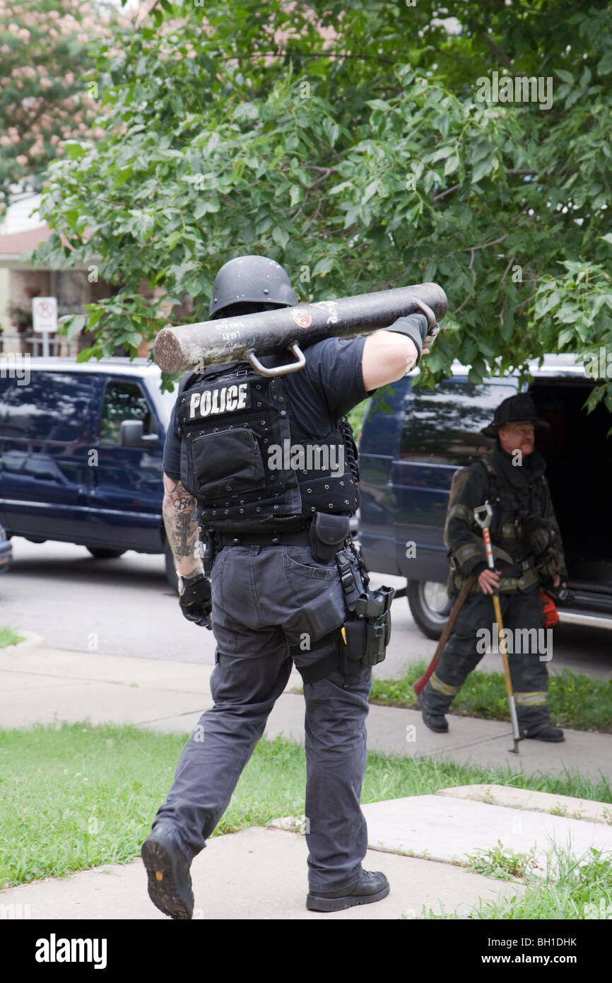 Police officer with battering ram. Kansas City, MO, PD Street Narcotics Unit. Stock Photo