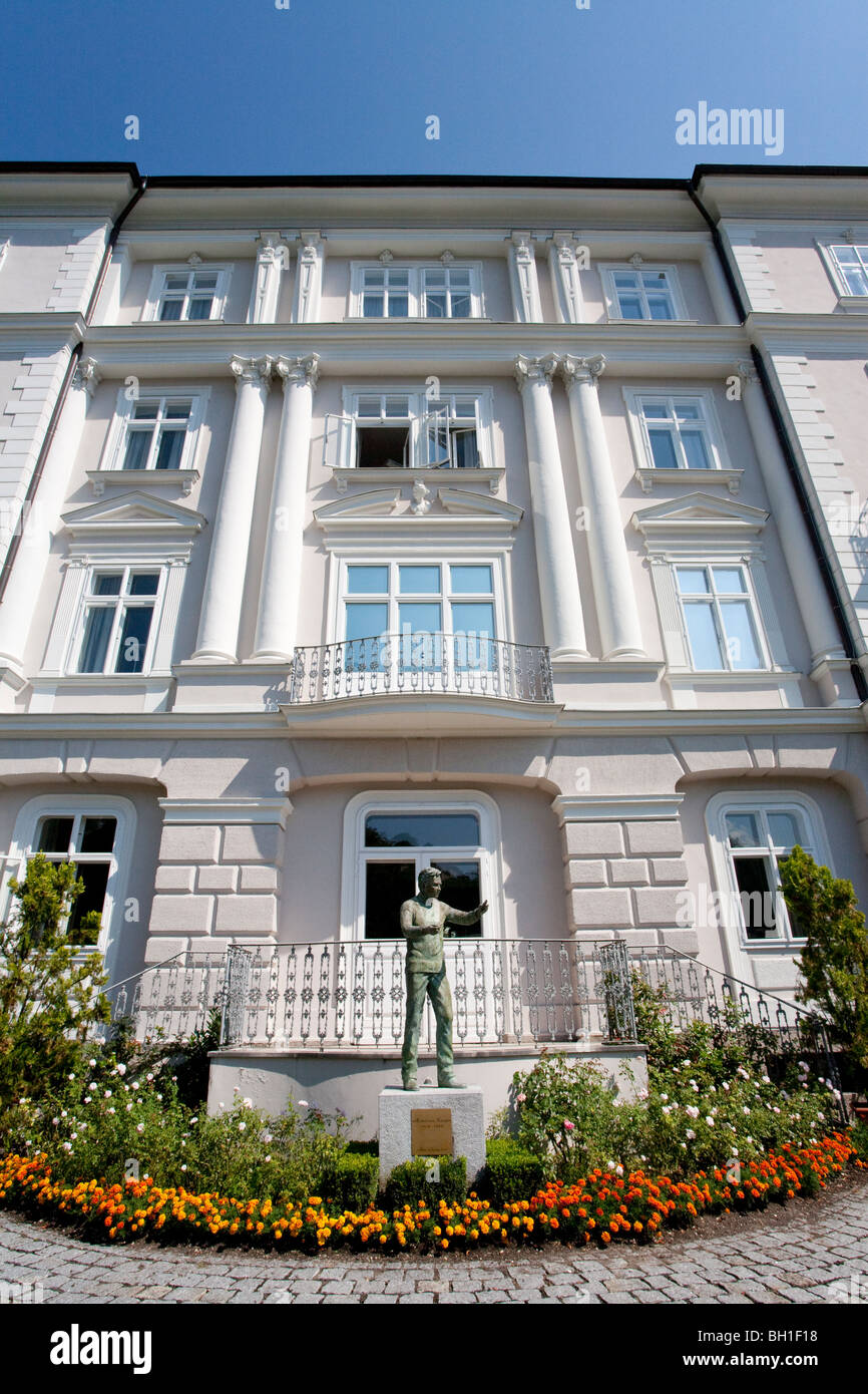 STATUE OF HERBERT VON KARAJAN IN FRONT OF HIS CHILDHOOD HOME AT ELISABETHKAI , SALZBURG, AUSTRIA Stock Photo