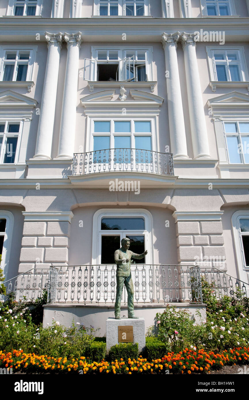 STATUE OF HERBERT VON KARAJAN IN FRONT OF HIS CHILDHOOD HOME AT ELISABETHKAI , SALZBURG, AUSTRIA Stock Photo