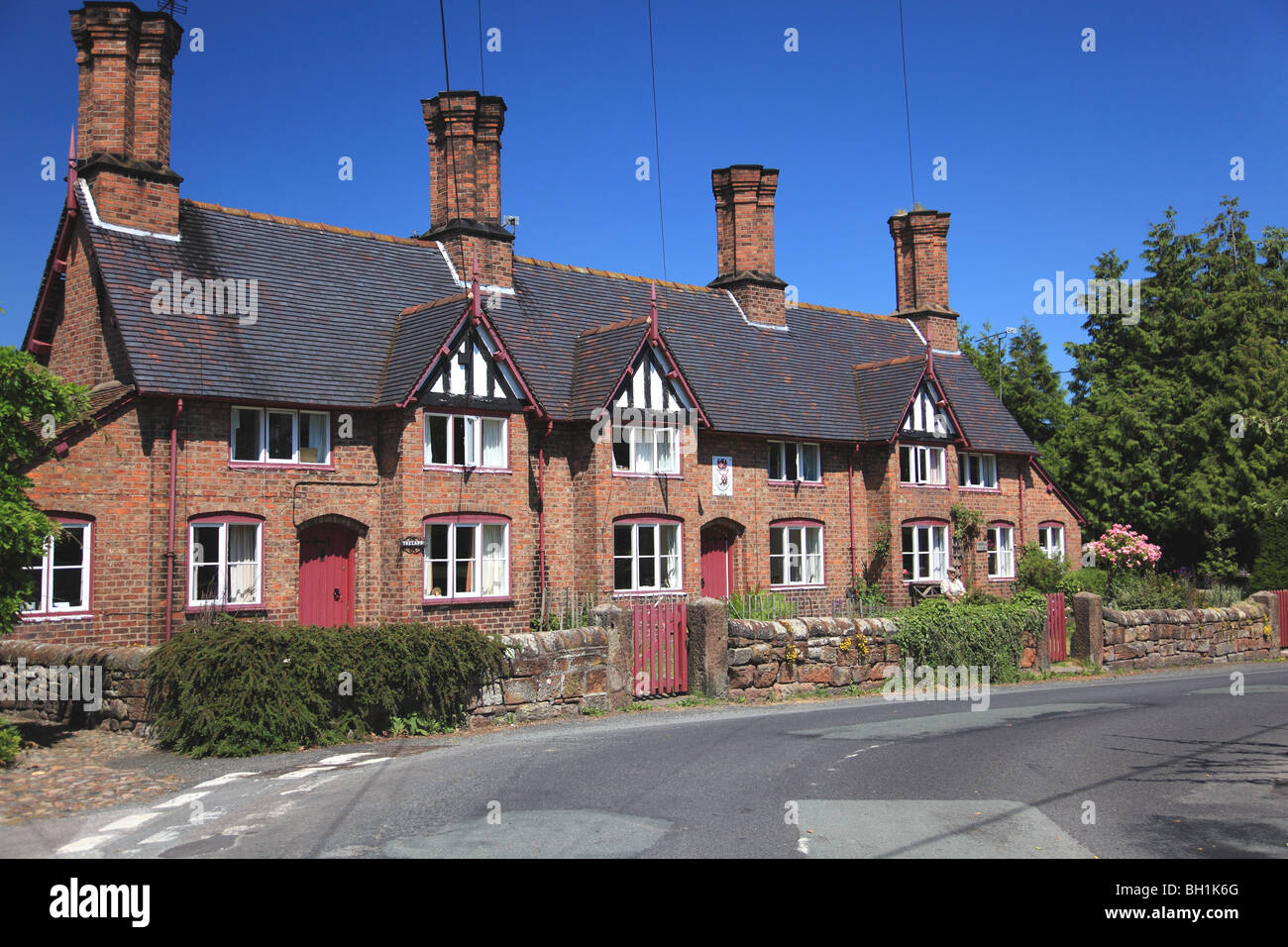 A row of cottages in the village of Bunbury, Cheshire Stock Photo Alamy