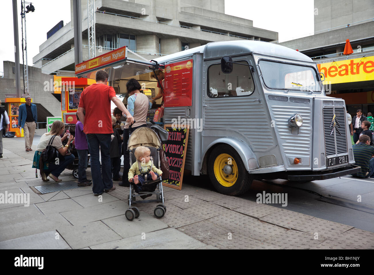 Southbank smoothies and frozen yoghurt stall in a Citroen van Stock Photo