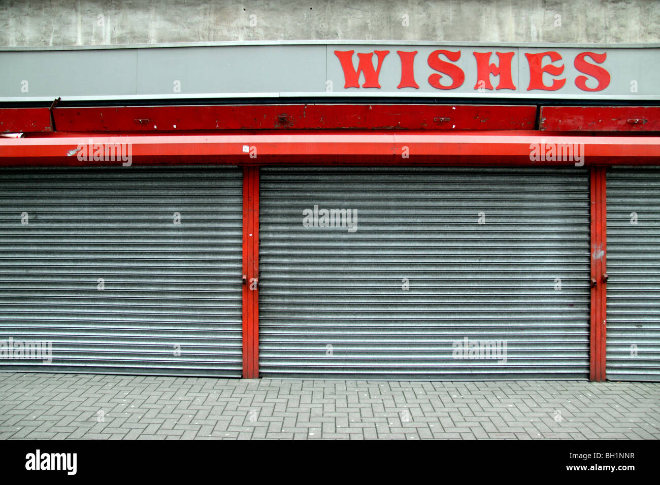 Shutters Closed Shop High Resolution Stock Photography and Images Alamy