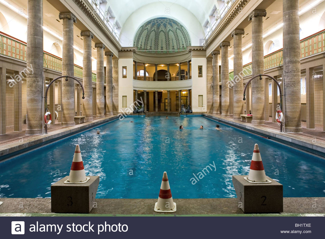 Bilder von Stadtbad Neukölln: Tauche ein in die Berliner Badekultur!