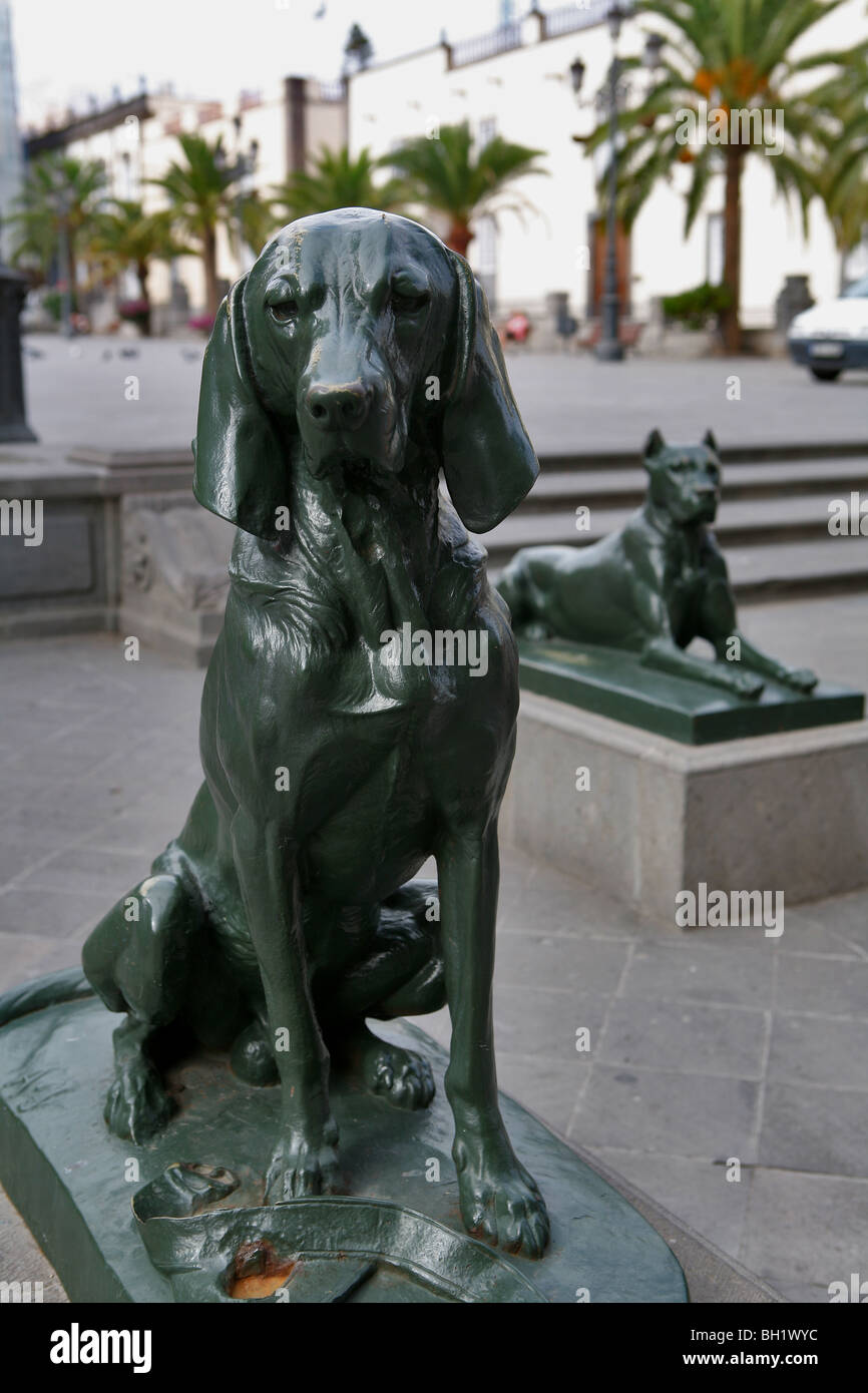 Statues of dogs hires stock photography and images Alamy