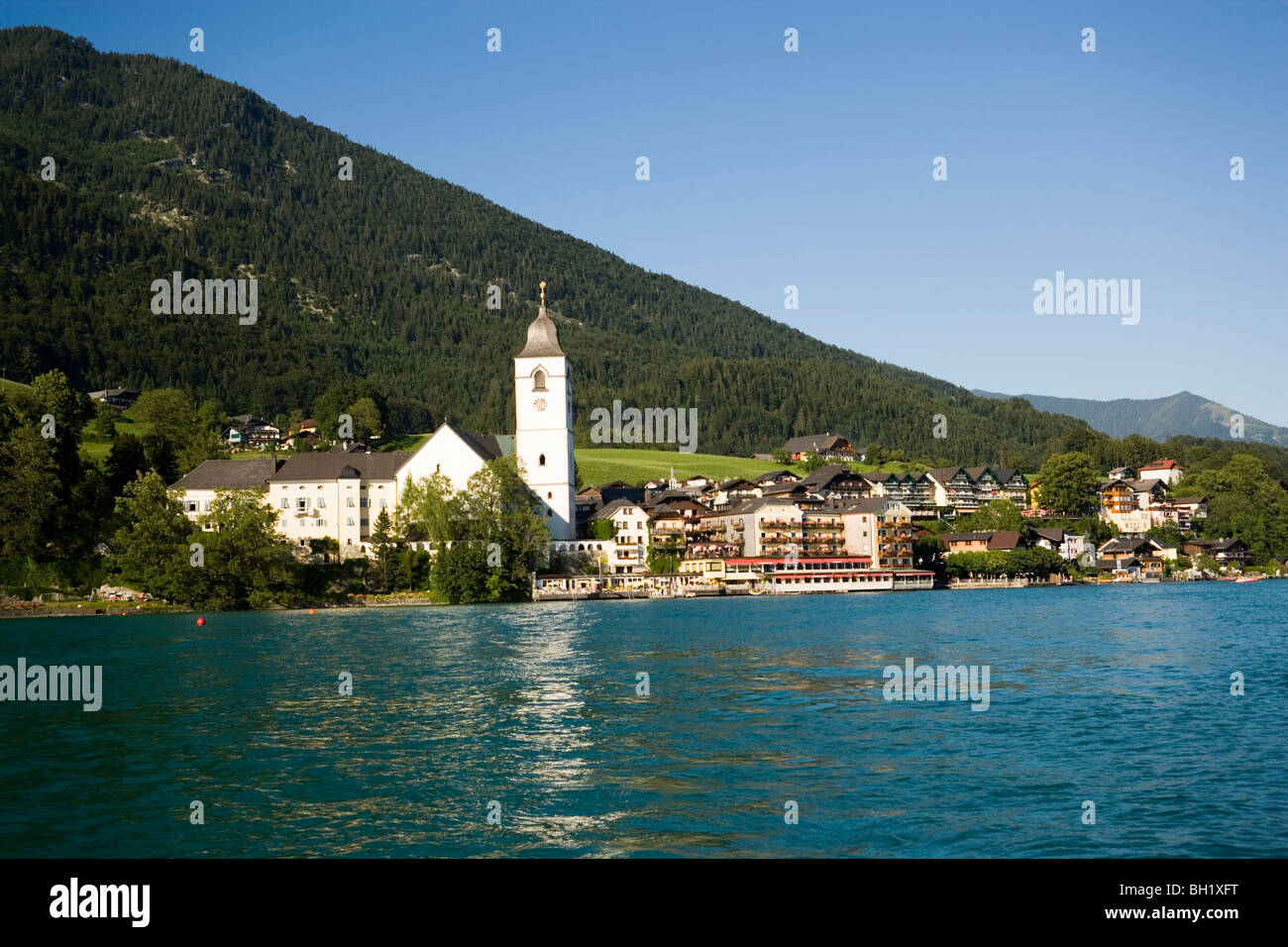 View over lake Wolfgangsee to parish and pilgrimage church and Hotel Im Weissen Roessel am Wolfgangsee, St. Wolfgang, Upper Aust Stock Photo