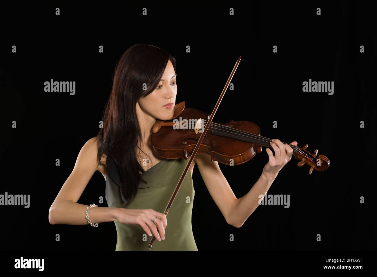 Young Asian woman plays the violin Stock Photo - Alamy