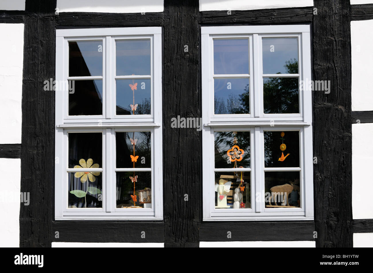 Schaufenster dekoriert mit Kunstgewerbeartikeln. - Shop windows decorated with arts and crafts articles. Stock Photo