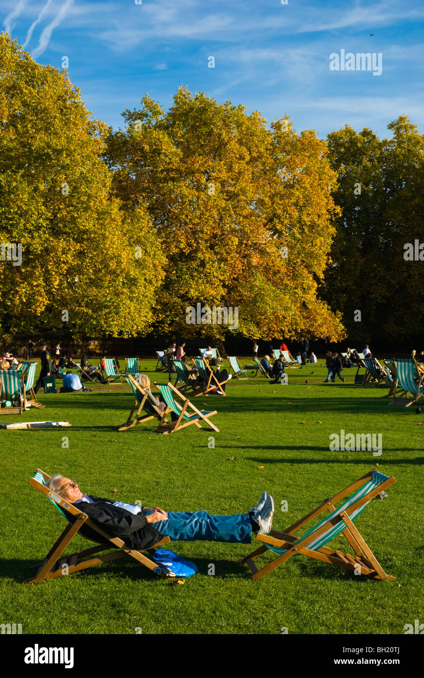 Green park london chairs hi-res stock photography and images - Alamy