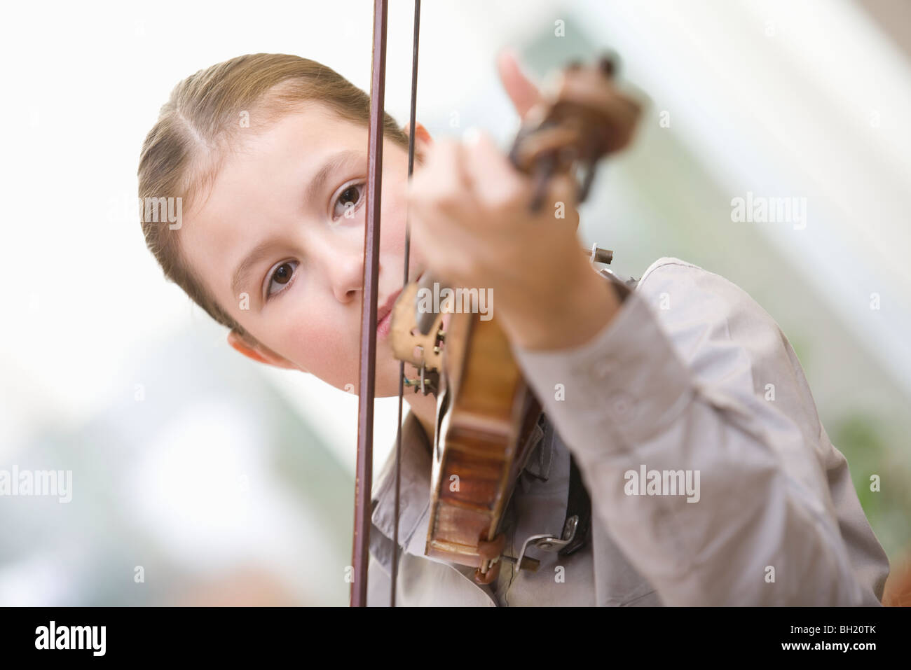 Young girl playing violin Stock Photo - Alamy