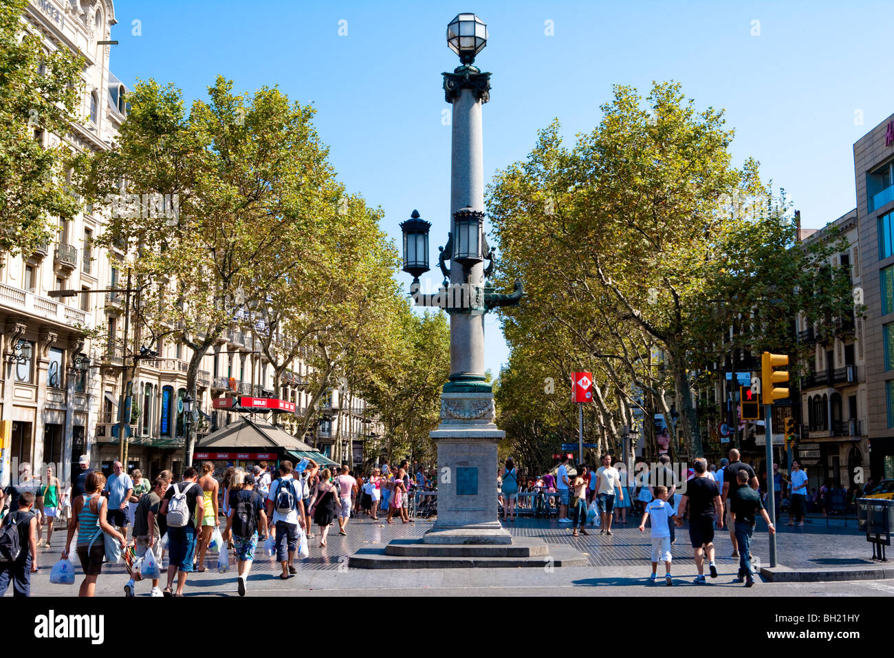 Cestino auto in piena Rambla di Barcelona Spagna Foto stock - Alamy