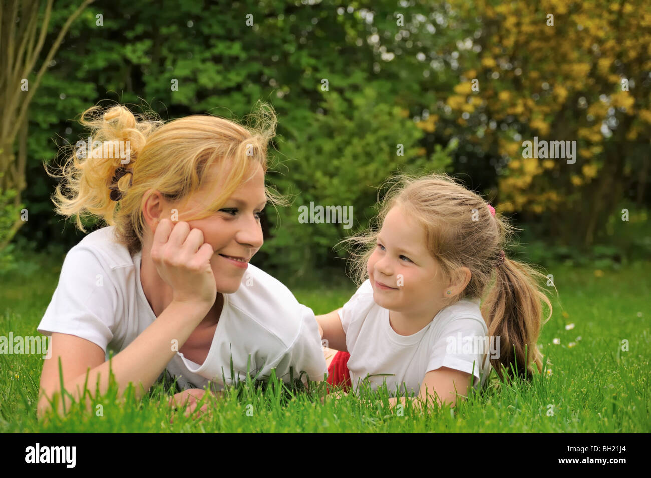Живое общение детей. Мама и дочка. Фотосессия с дочкой. Девочка с мамой. Бьянка балти дочь.