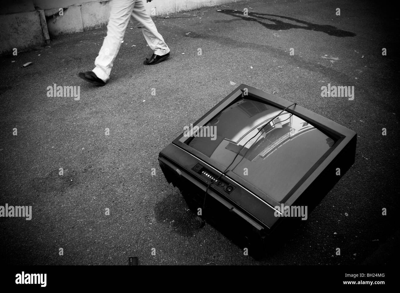 Black man walking old hi-res stock photography and images - Alamy