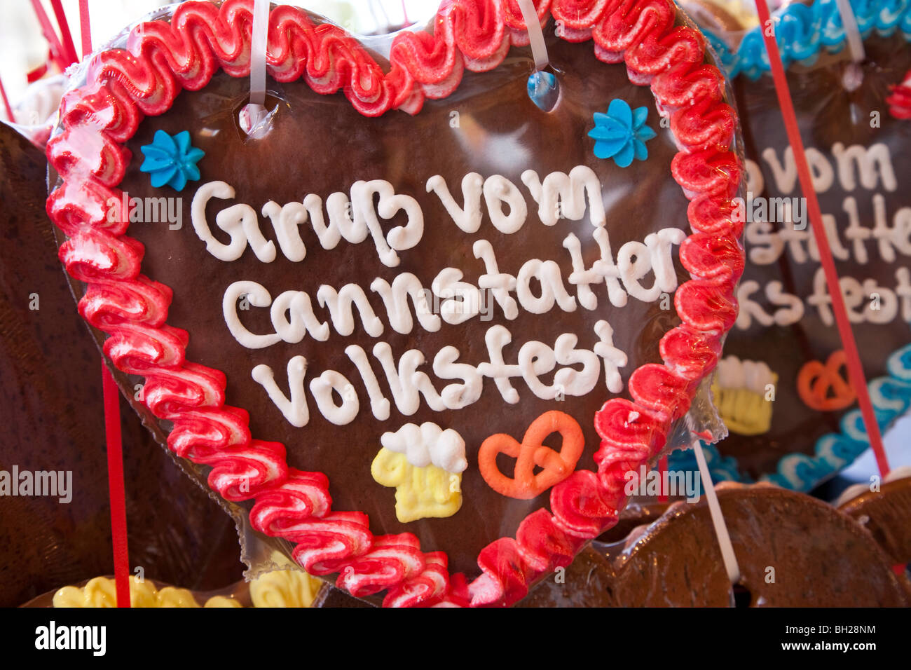 GINGERBREAD HEARTS, CANNSTATTER VOLKSFEST FAIR, STUTTGART, BADEN WUERTTEMBERG, GERMANY Stock Photo