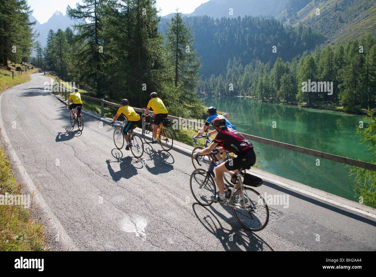 BICYCLISTS, ALBULAPASS, PALPUOGNASEE LAKE, NEAR PREDA, GRISONS, SWITZERLAND Stock Photo