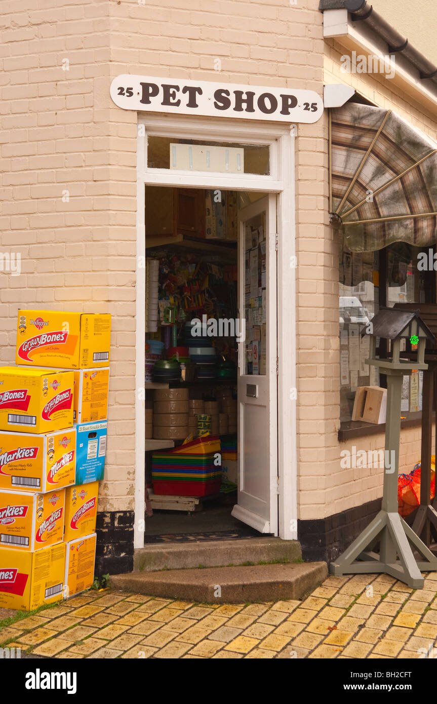 A pet shop in Framlingham , Suffolk , England , Britain , Uk Stock Photo