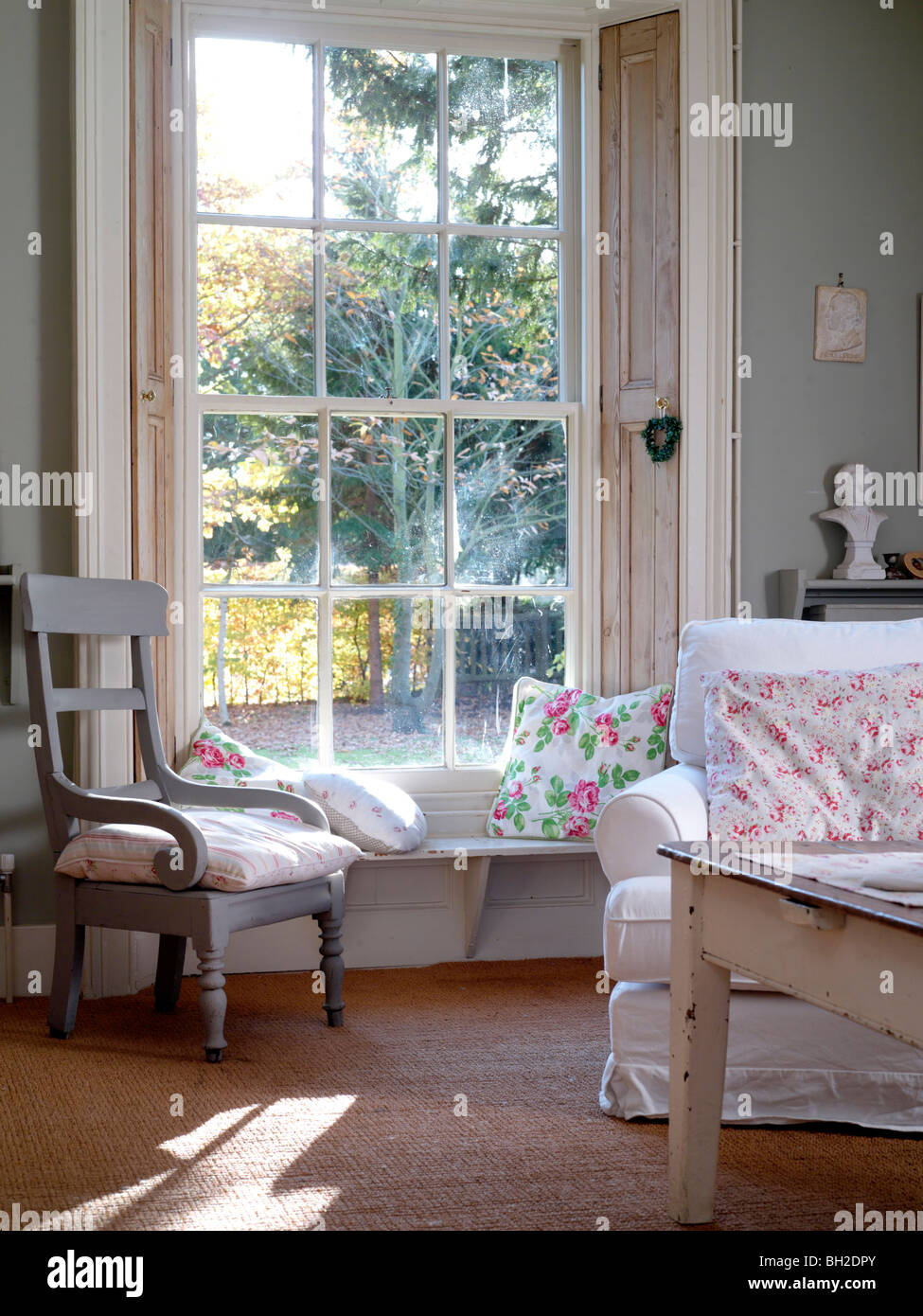 Painted tables hires stock photography and images Alamy