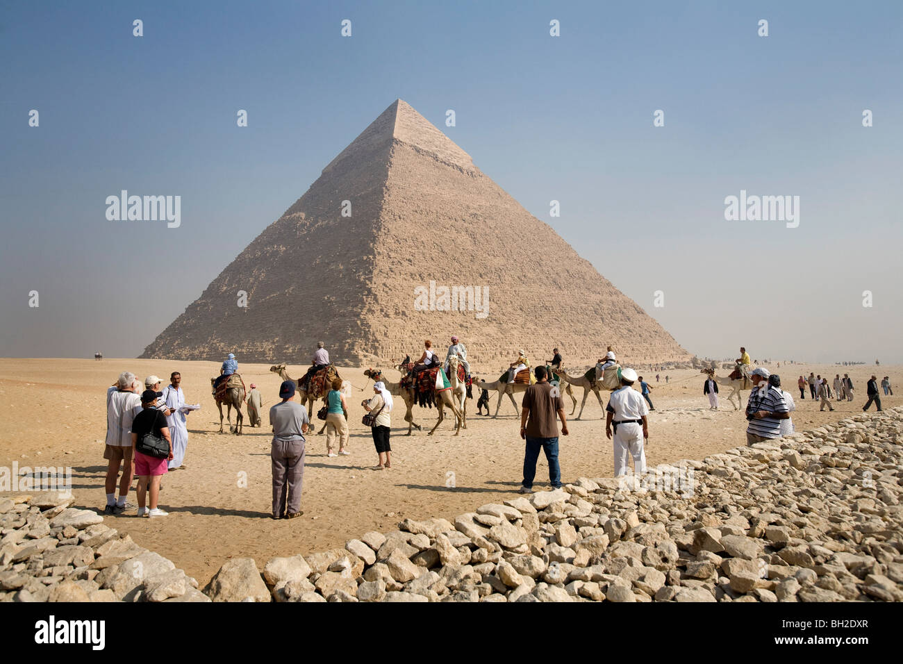Куча пирамид. Туристы Каир пирамиды. Пирамида Хеопса туристы. Египет пирамиды туристы. Пирамиды Гизы туристы.