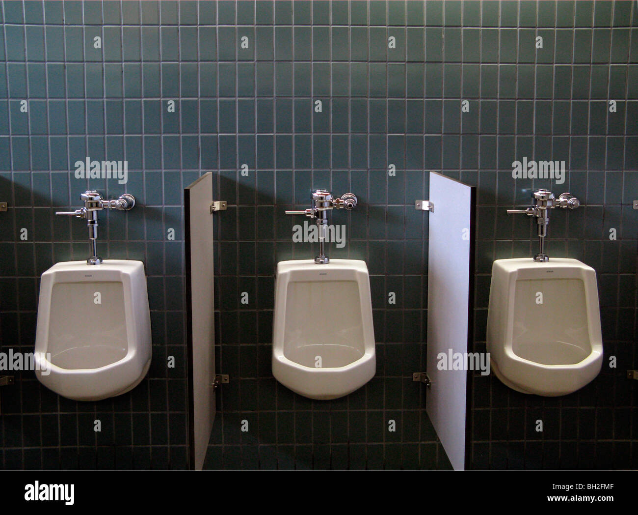 Urinals Mens Stock Photos & Urinals Mens Stock Images Alamy