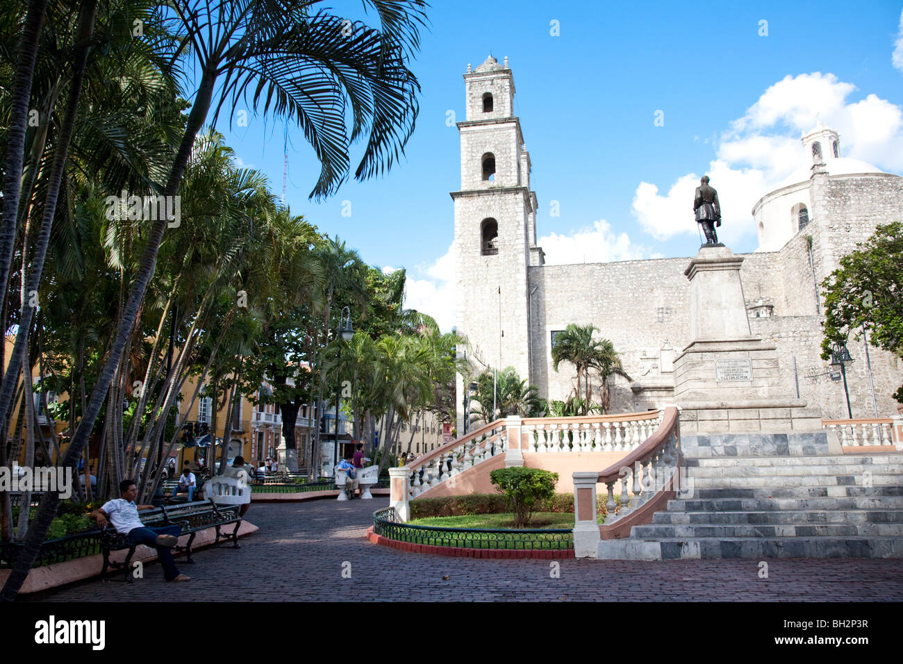Parque Hidalgo and Church Templo de la Compania de Jesus o de la Tercera Orden. . Merida, Yucatan, Mexico. Stock Photo