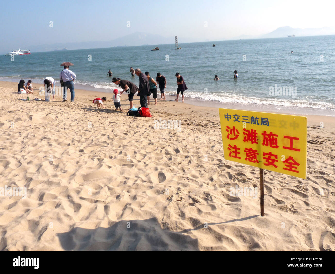 CHINA. Chinese tourists on a beach in Gulangyu island near Xiamen in Fujian province Photo by Julio Etchart Stock Photo