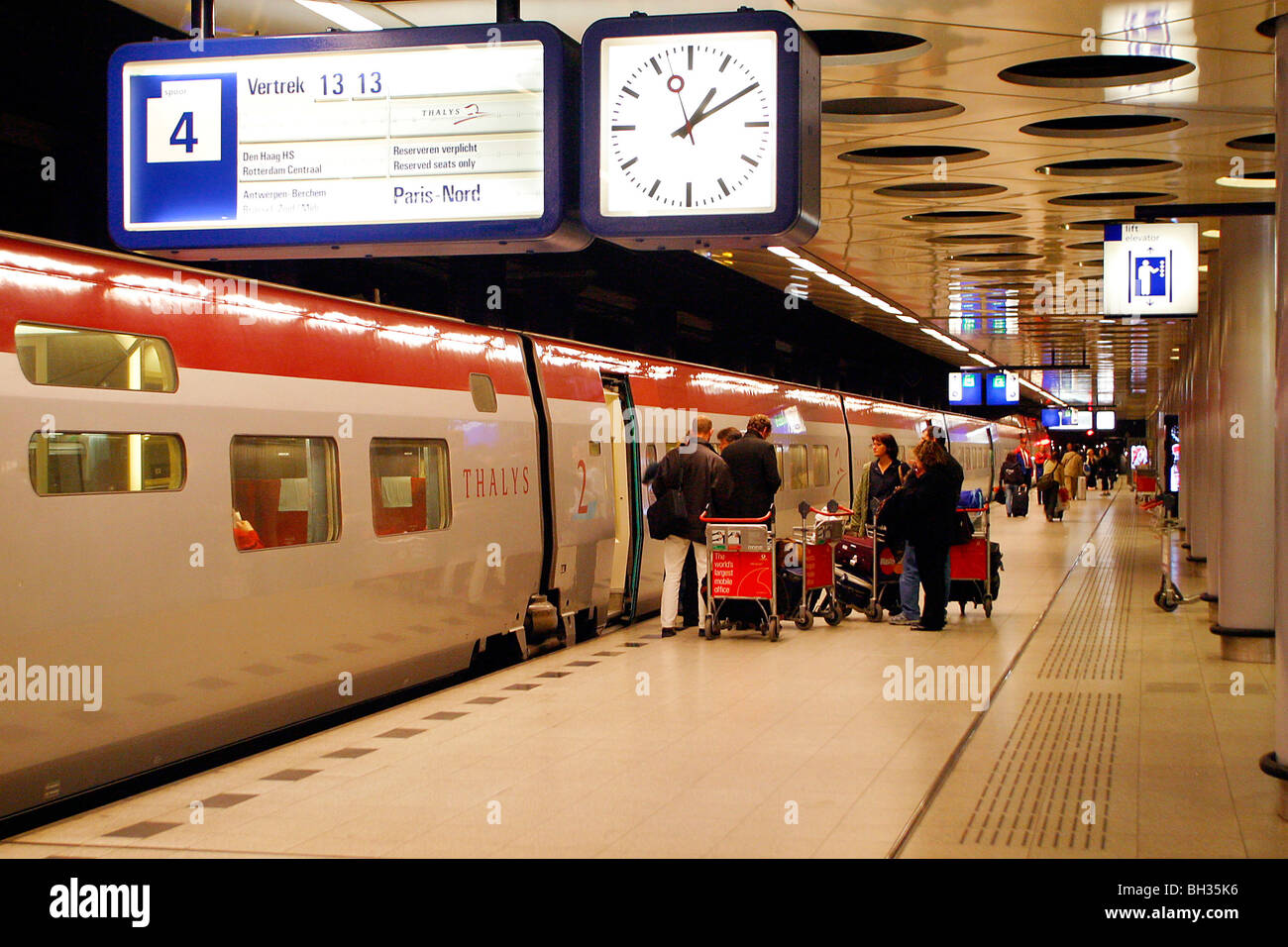 THALYS TRAIN AT THE PLATFORM, GARE DU NORD TRAIN STATION, PARIS (75),  FRANCE Stock Photo - Alamy
