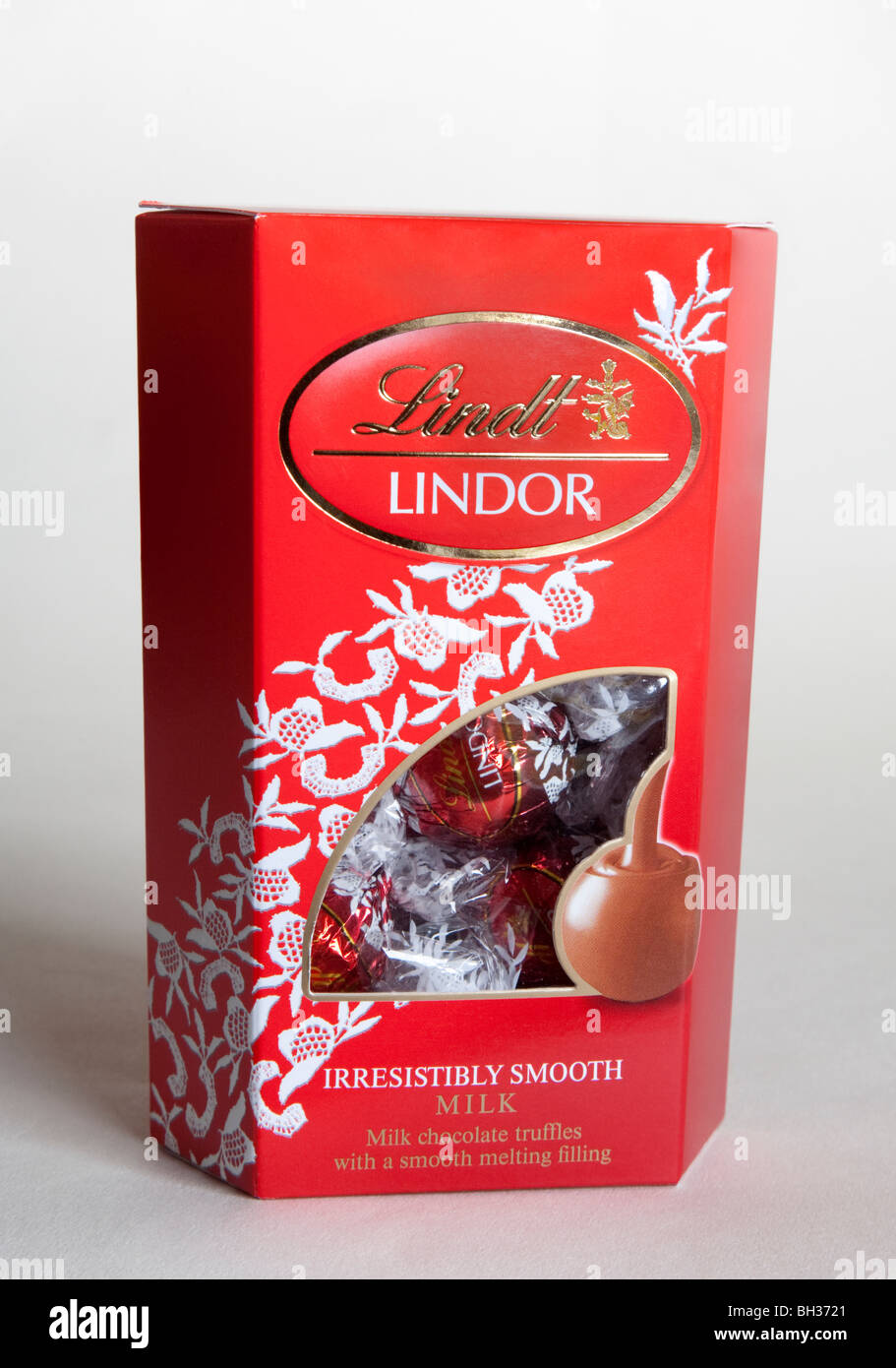 Lindt lindor chocolate hi-res stock photography and images - Alamy