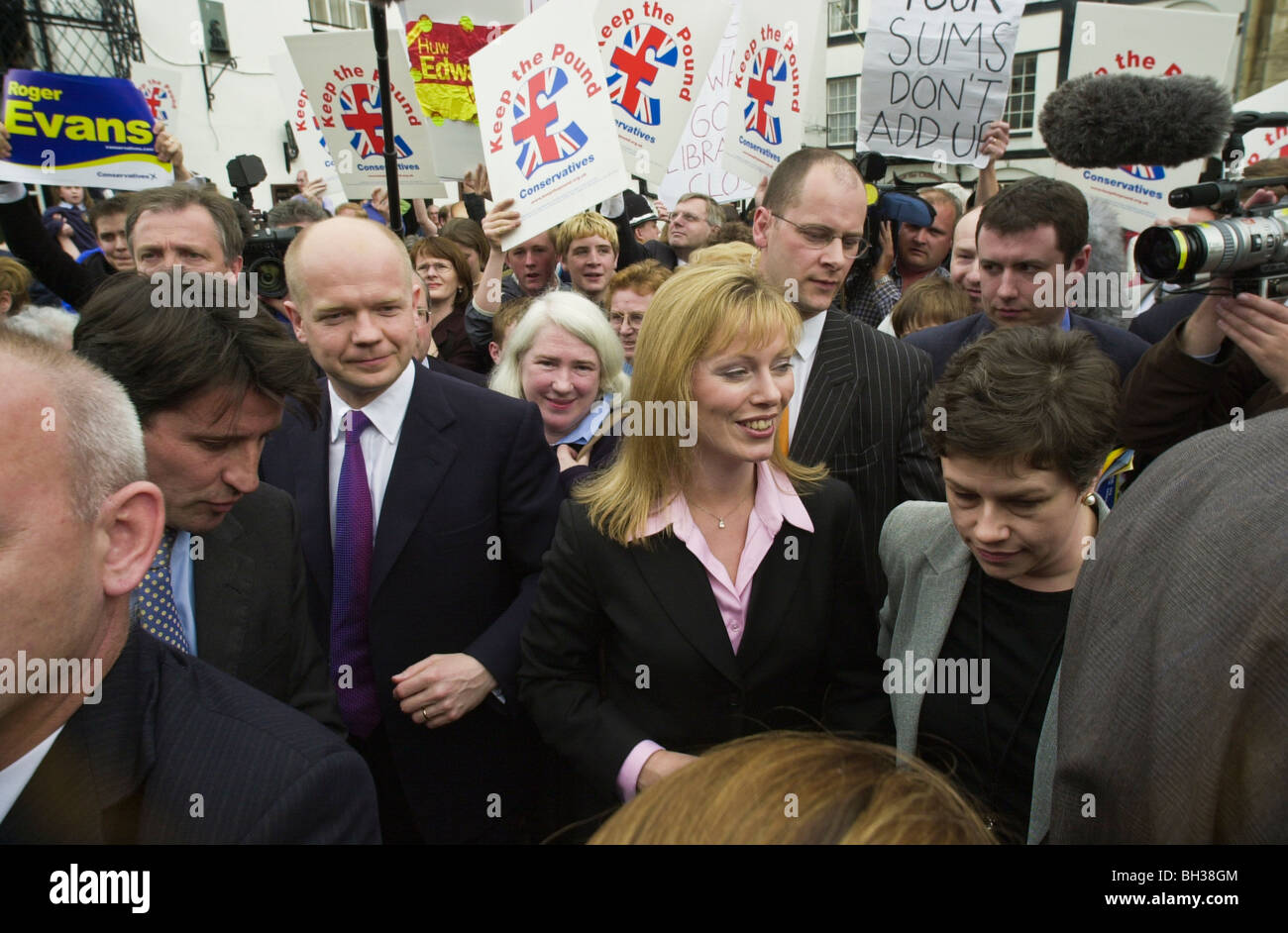 Conservative party leader William Hague and wife Ffion visiting Monmouth during 2001 General election Stock Photo